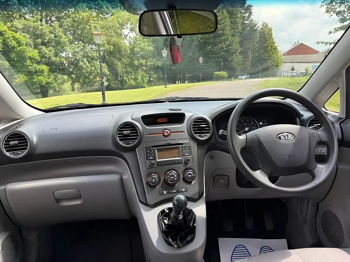 Used 2011 Kia Carens Silver - Interior and Exterior details 17