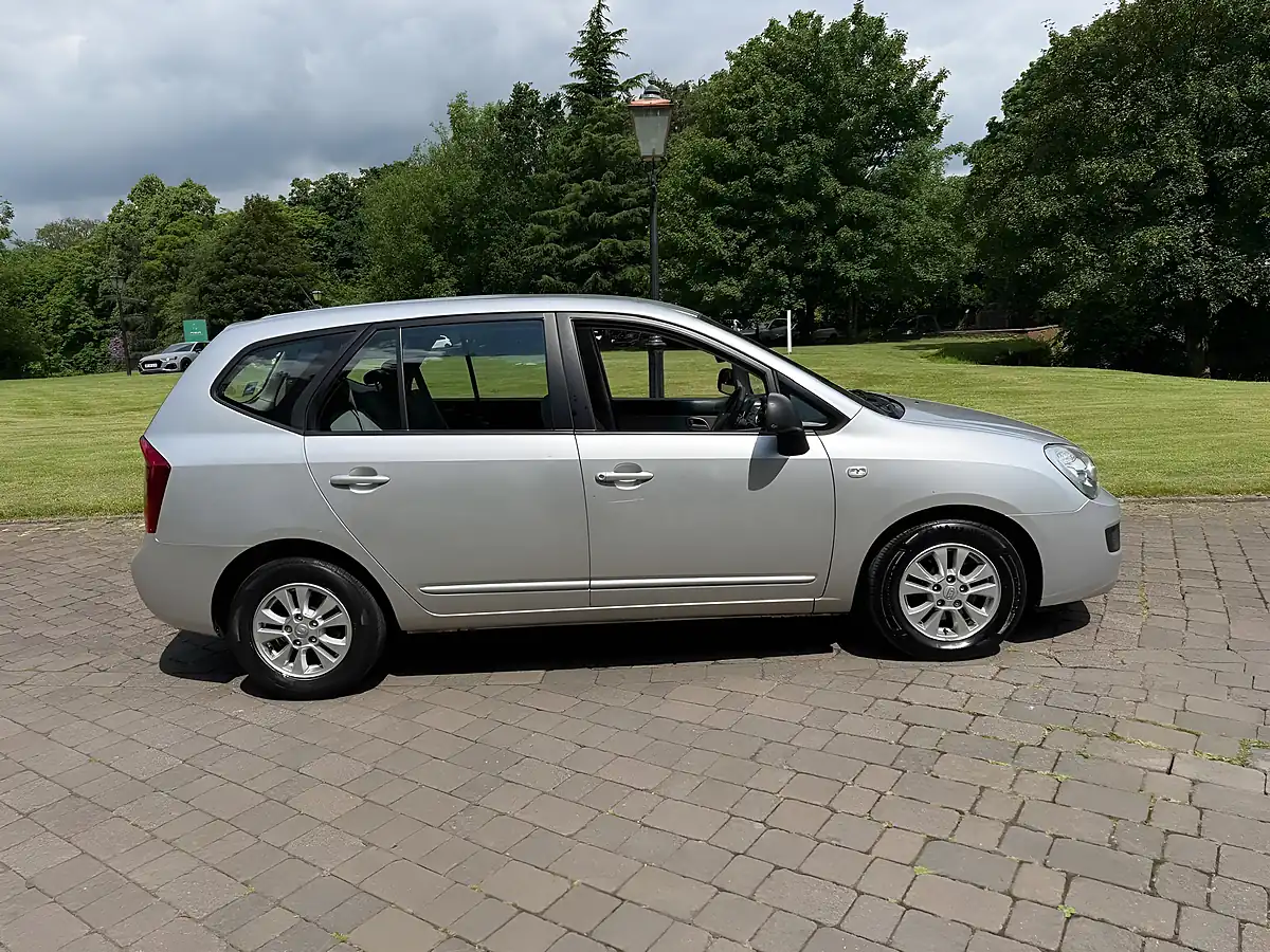 Used 2011 Kia Carens Silver - Interior and Exterior details 2