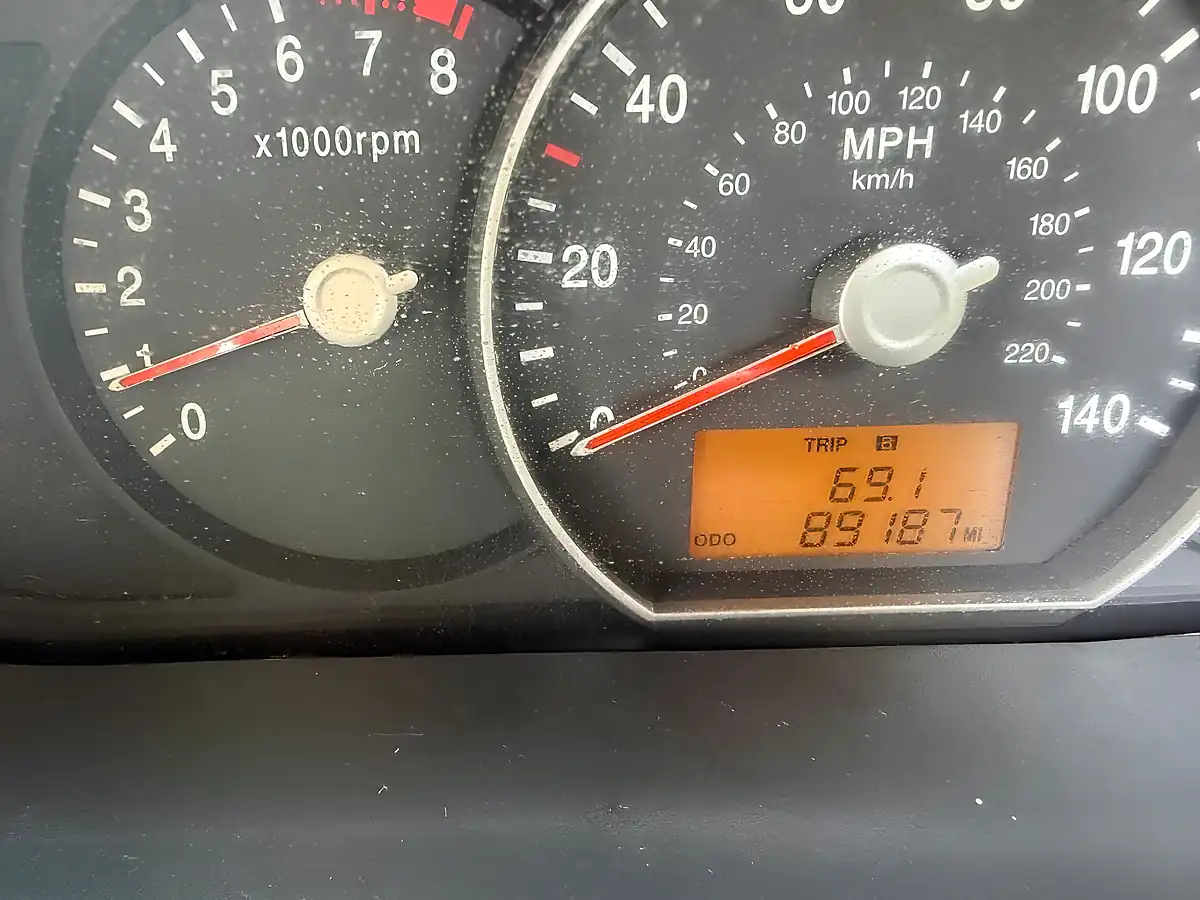 Used 2011 Kia Carens Silver - Interior and Exterior details 20