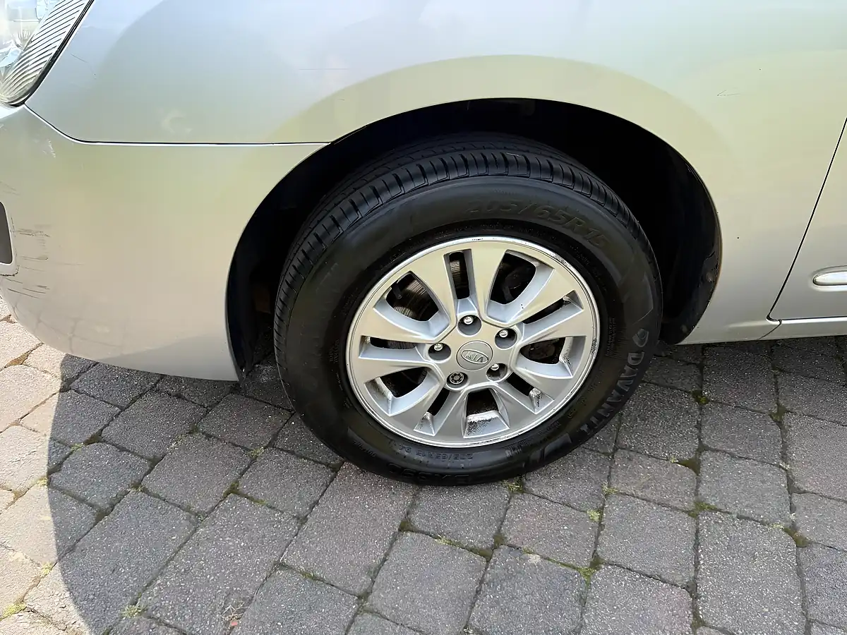 Used 2011 Kia Carens Silver - Interior and Exterior details 6