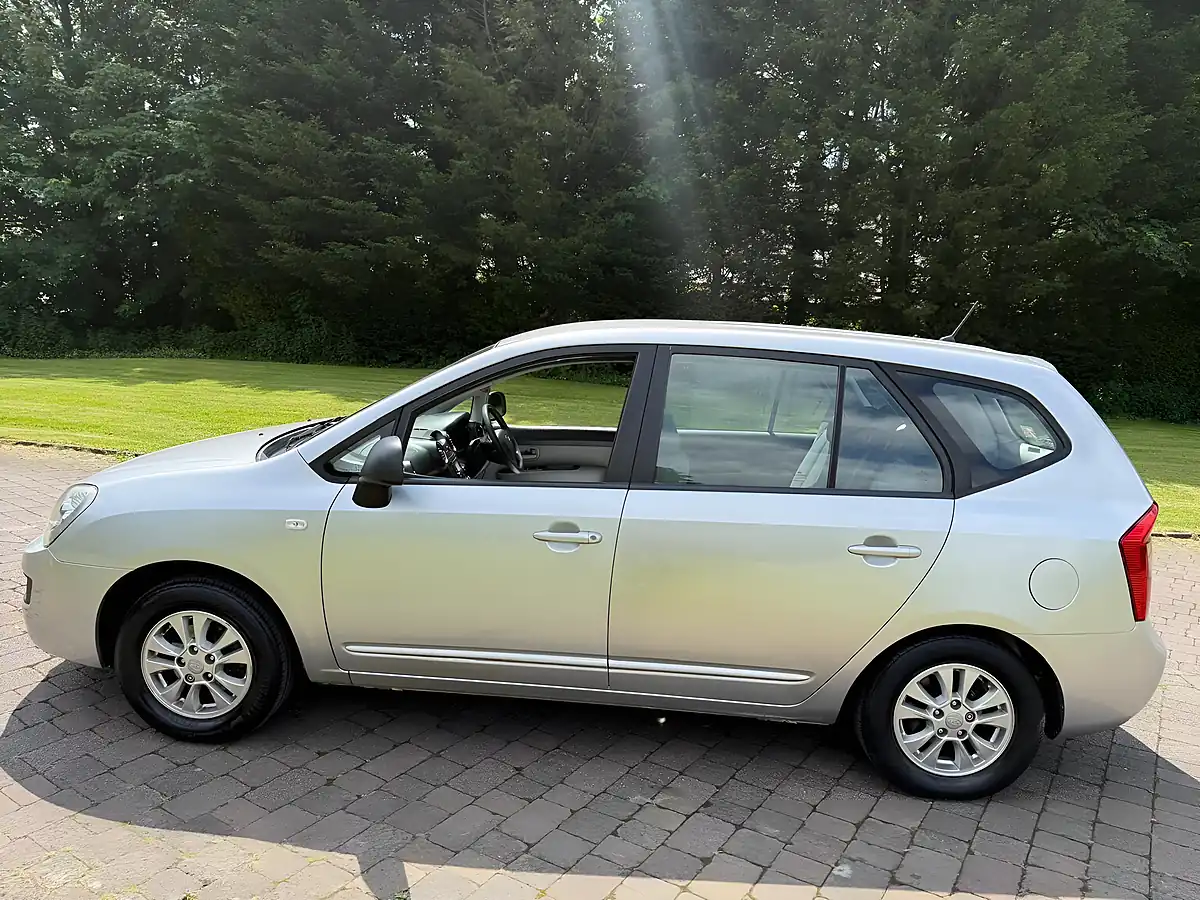 Used 2011 Kia Carens Silver - Interior and Exterior details 8