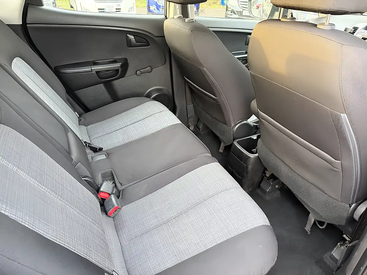 Used 2011 Kia Venga 1 Black - Interior and Exterior details 11