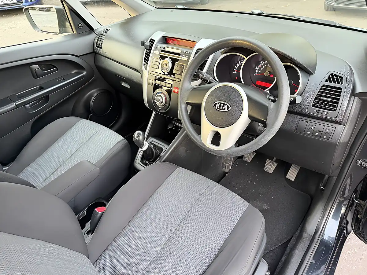 Used 2011 Kia Venga 1 Black - Interior and Exterior details 8