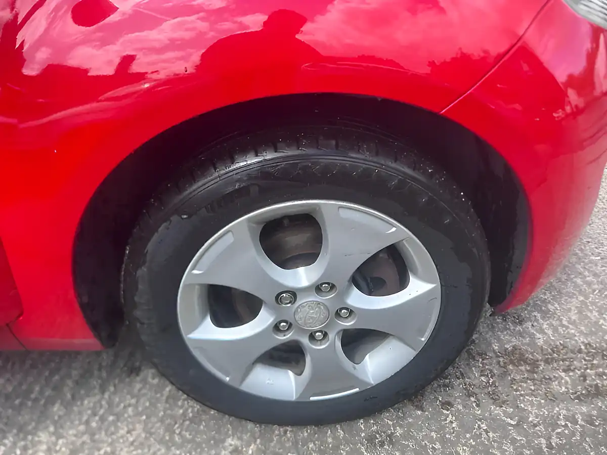 Used 2011 Kia Venga 2 Red - Interior and Exterior details 15