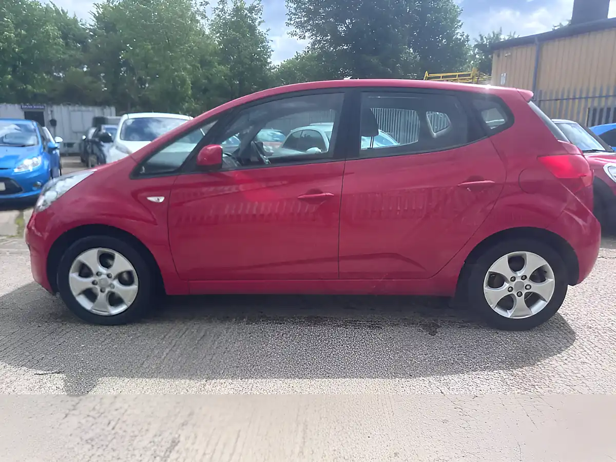 Used 2011 Kia Venga 2 Red - Interior and Exterior details 6