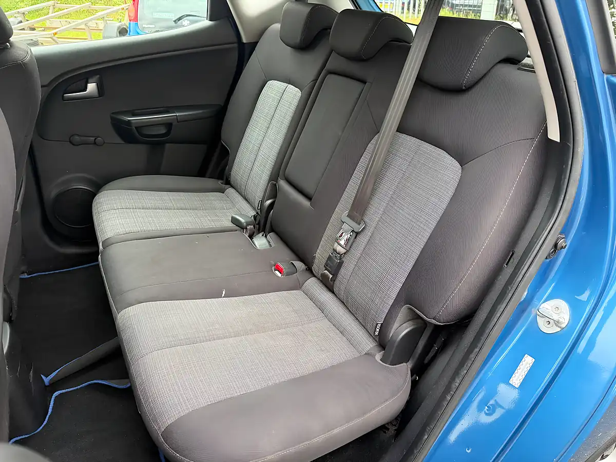 Used 2011 Kia Venga Blue - Interior and Exterior details 10