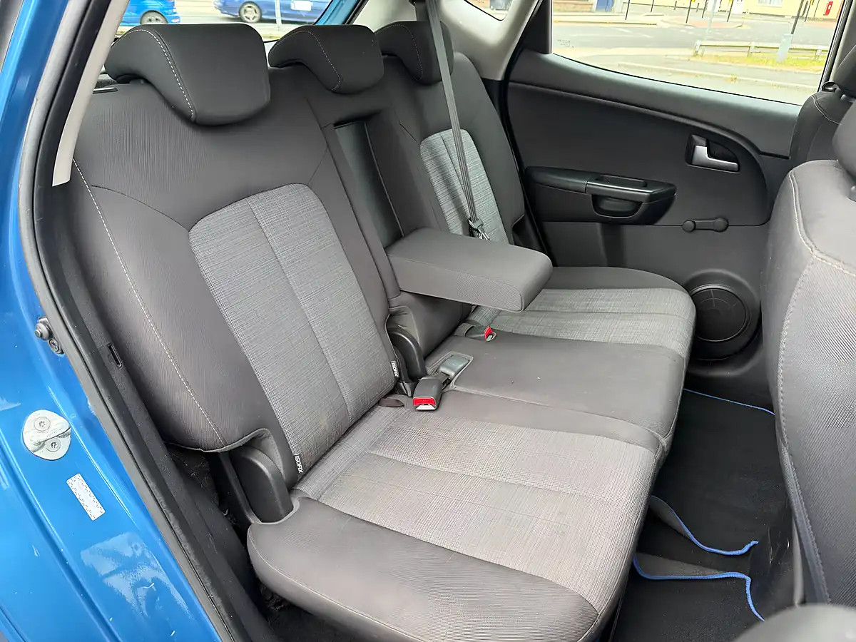 Used 2011 Kia Venga Blue - Interior and Exterior details 11