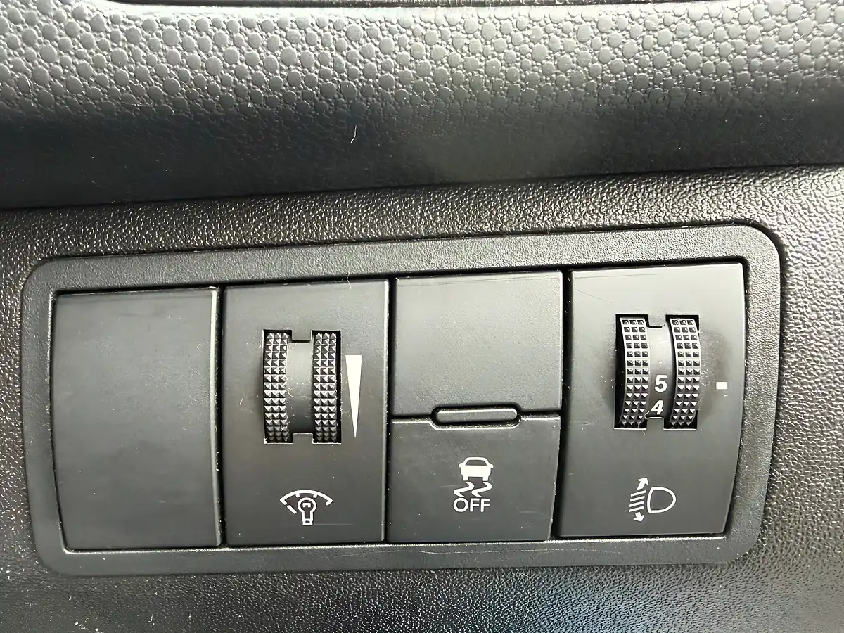 Used 2011 Kia Venga Blue - Interior and Exterior details 13