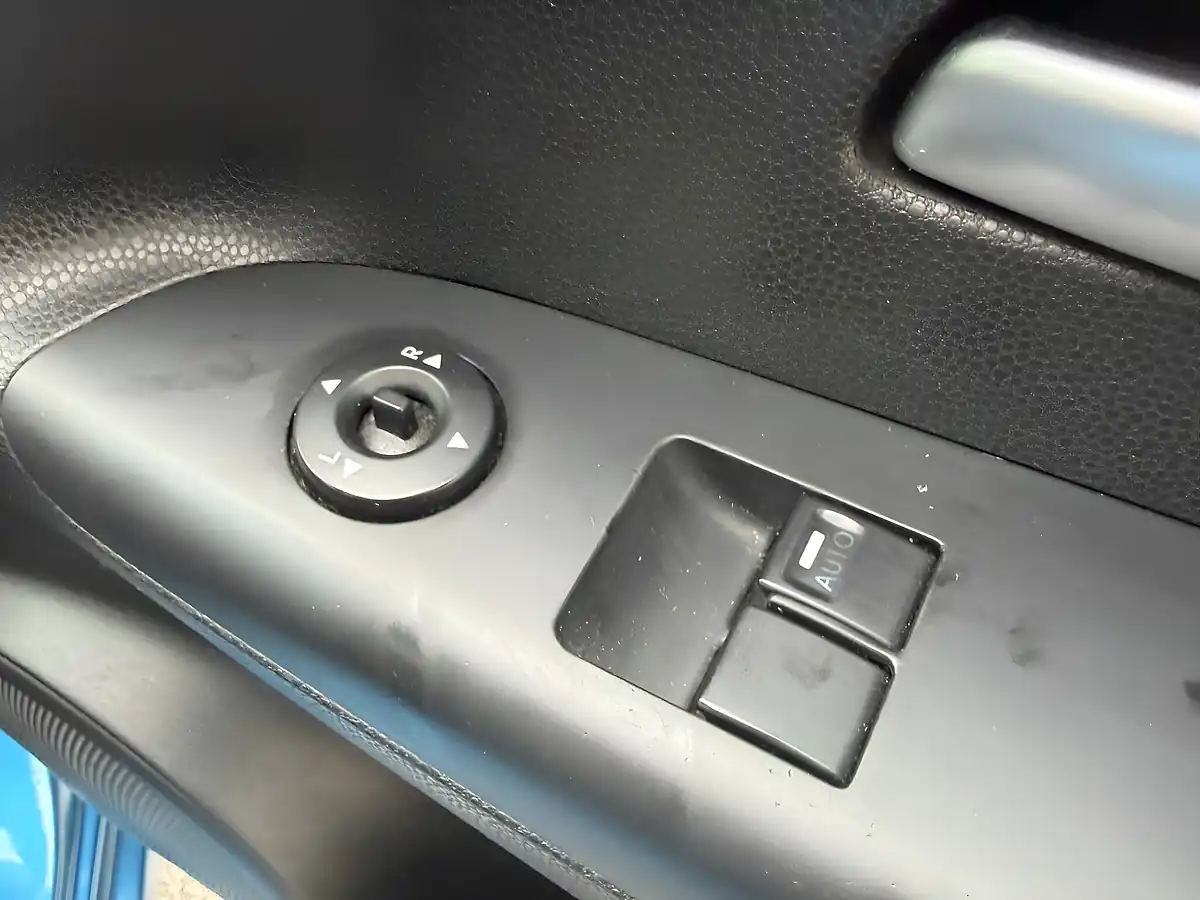 Used 2011 Kia Venga Blue - Interior and Exterior details 14