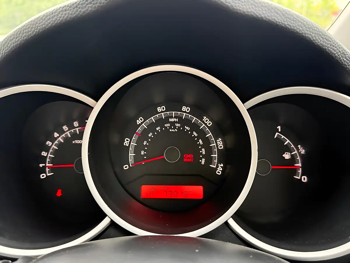 Used 2011 Kia Venga Blue - Interior and Exterior details 15