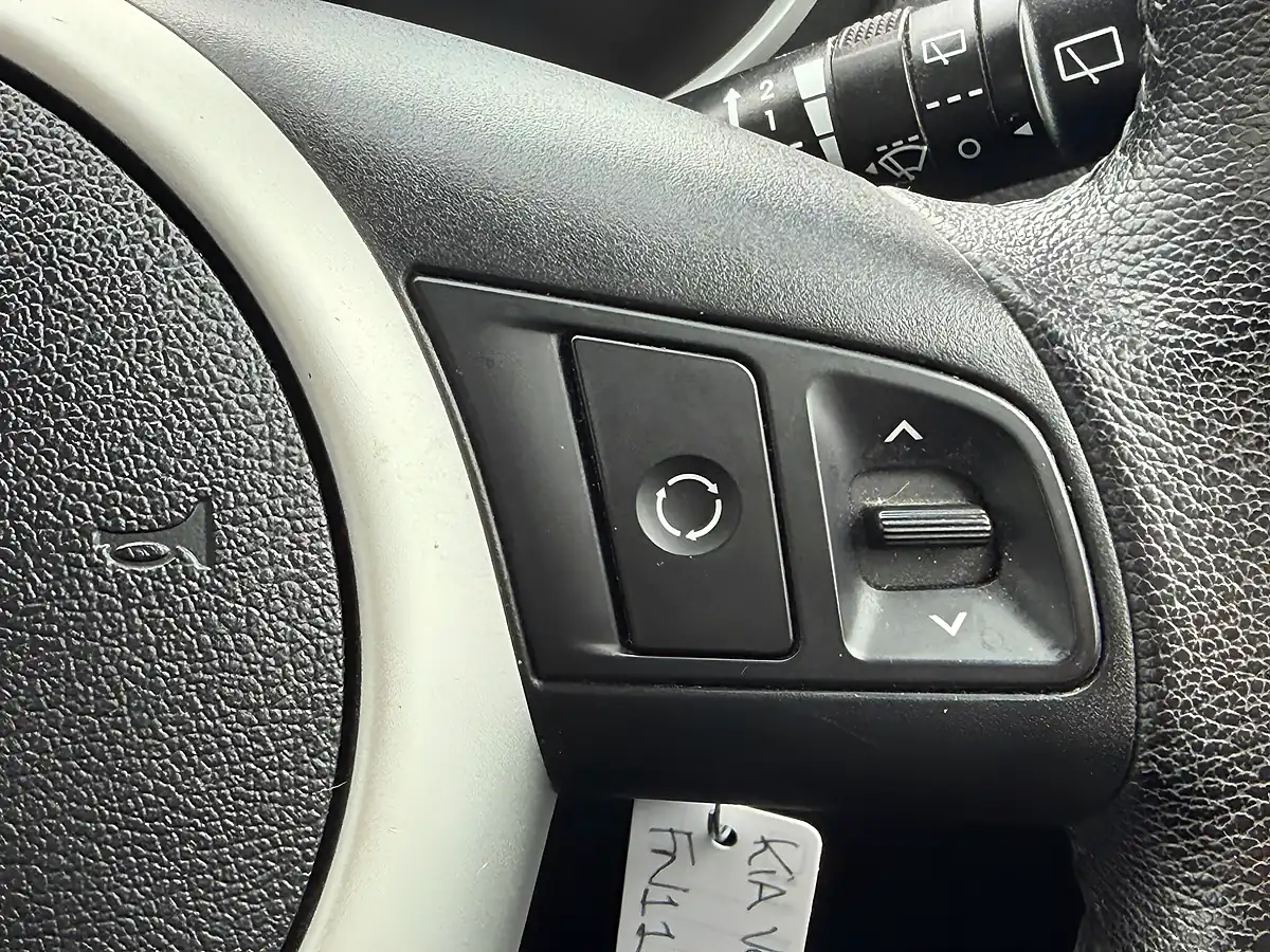Used 2011 Kia Venga Blue - Interior and Exterior details 16
