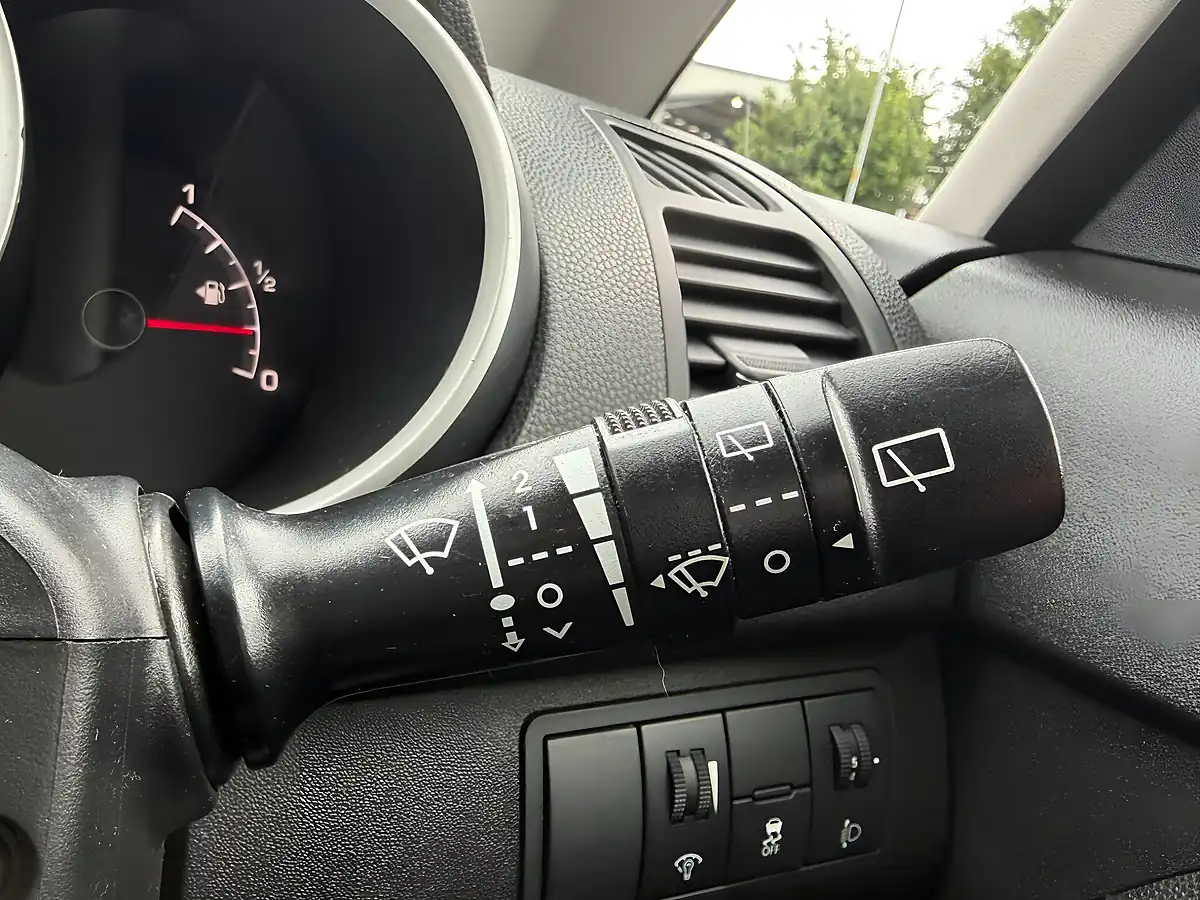 Used 2011 Kia Venga Blue - Interior and Exterior details 17