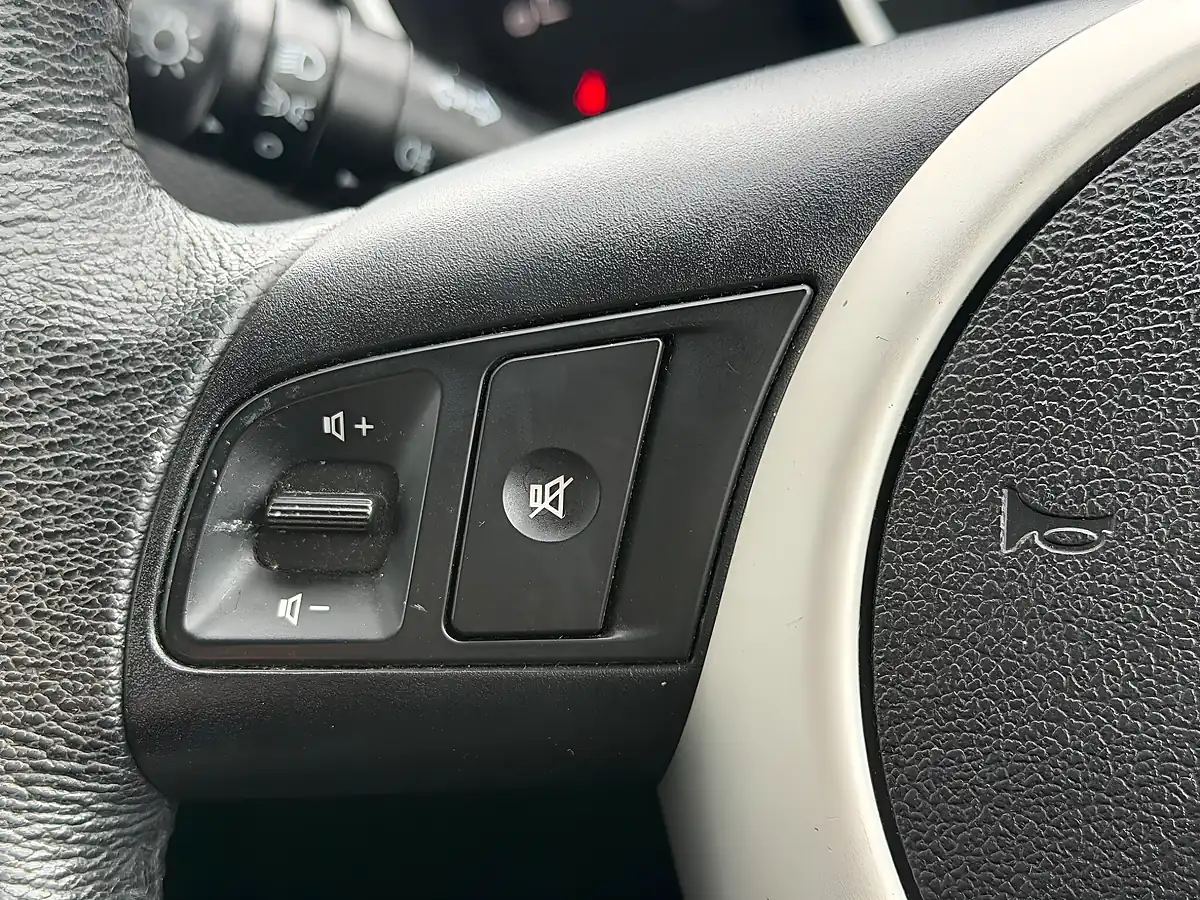 Used 2011 Kia Venga Blue - Interior and Exterior details 18