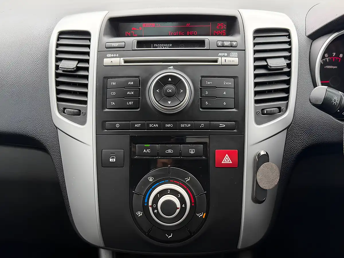 Used 2011 Kia Venga Blue - Interior and Exterior details 19