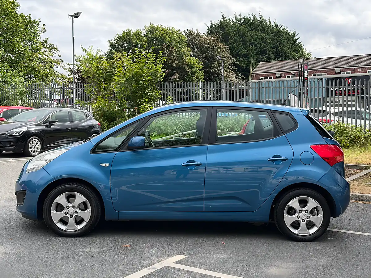 Used 2011 Kia Venga Blue - Interior and Exterior details 6