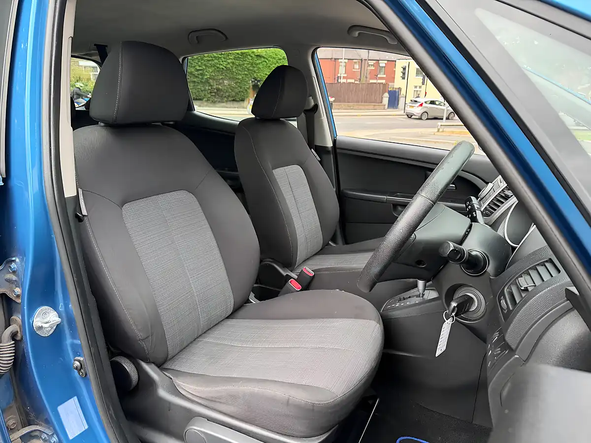 Used 2011 Kia Venga Blue - Interior and Exterior details 7