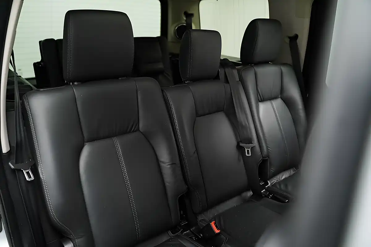 Used 2011 Land Rover Discovery 4 Hse Silver - Interior and Exterior details 13