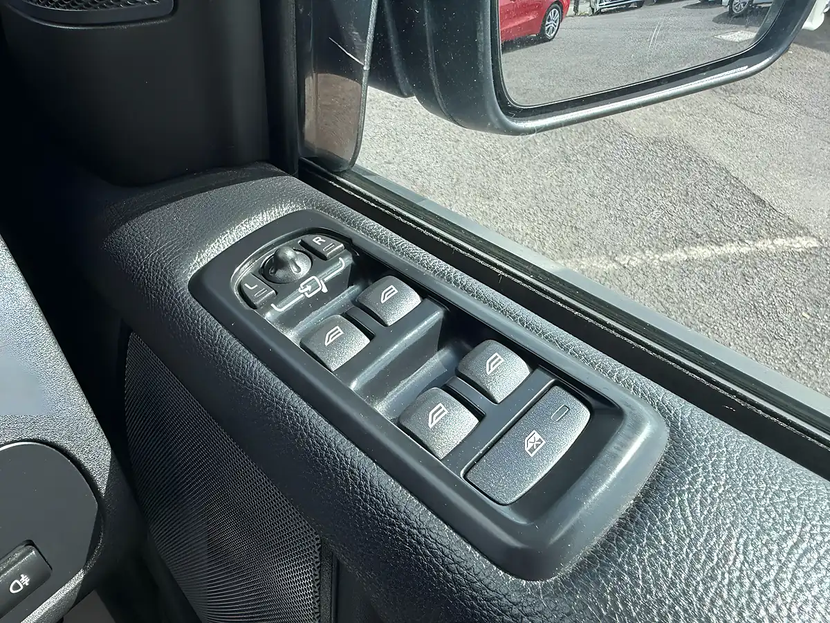 Used 2011 Land Rover Discovery 4 Landmark Le Grey - Interior and Exterior details 17