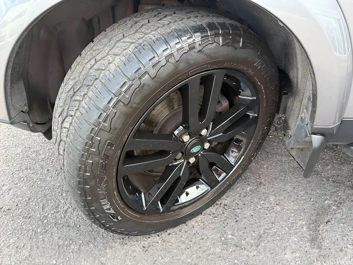 Used 2011 Land Rover Discovery 4 Landmark Le Grey - Interior and Exterior details 20