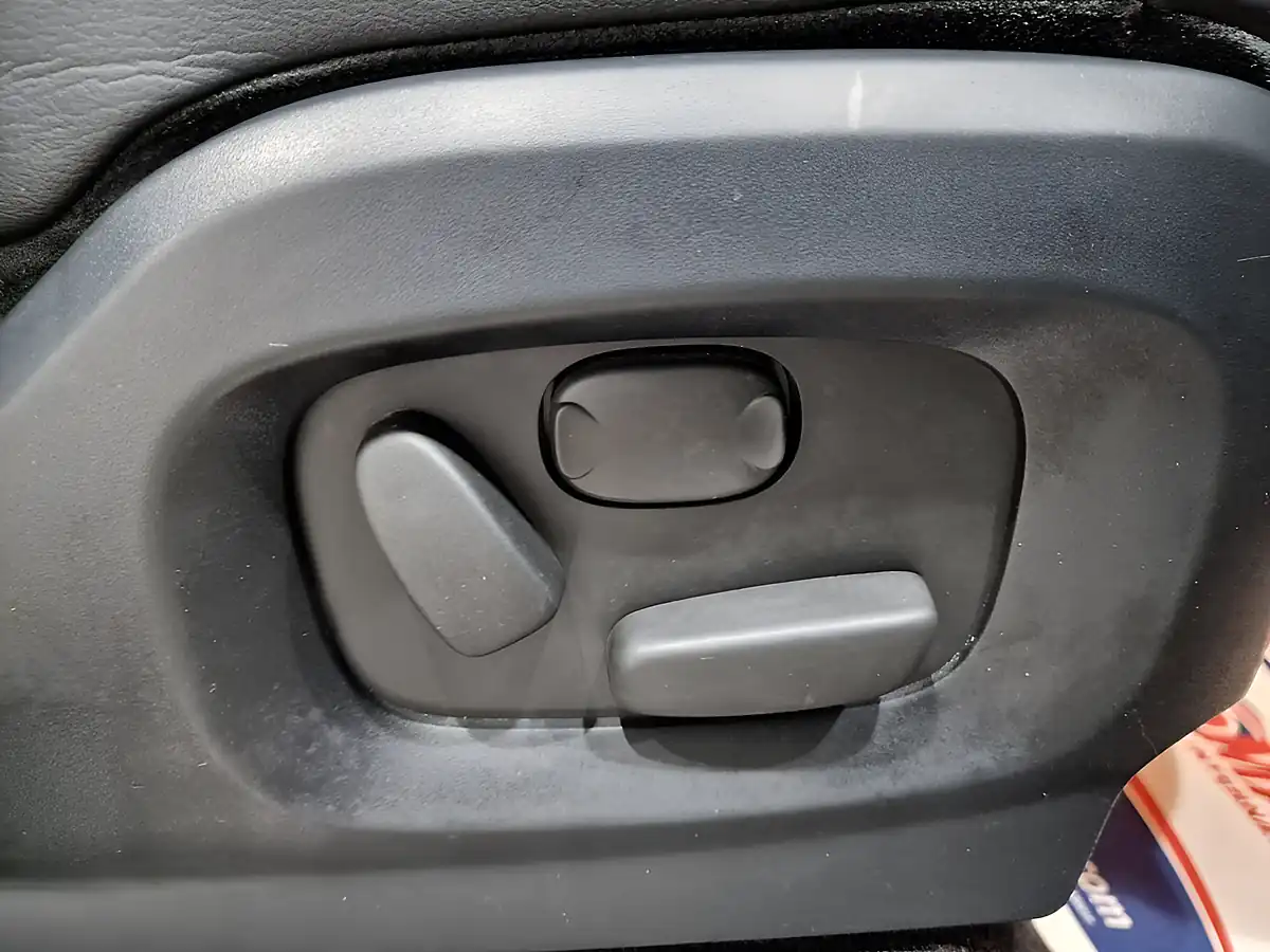 Used 2011 Land Rover Range Rover Evoque Prestige Silver - Interior and Exterior details 12
