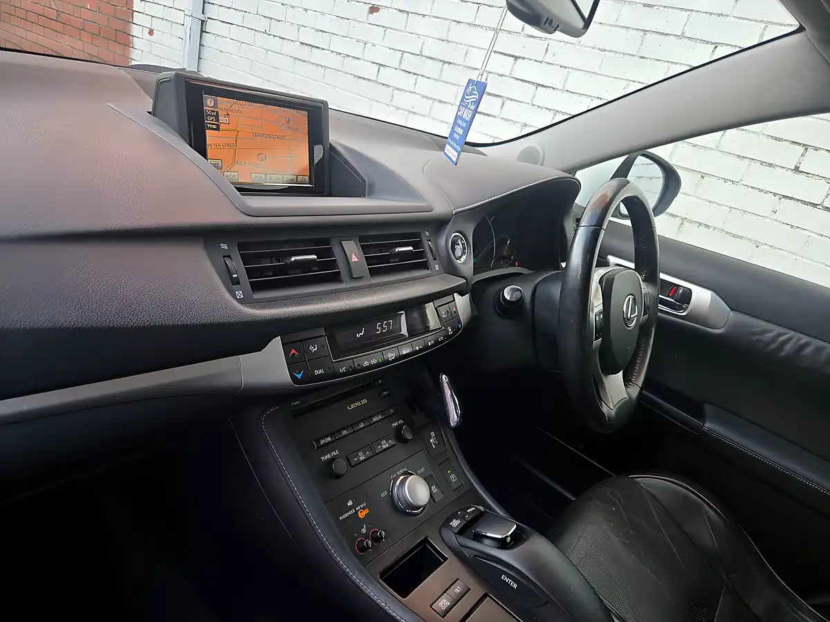 Used 2011 Lexus Ct Se-L White - Interior and Exterior details 10