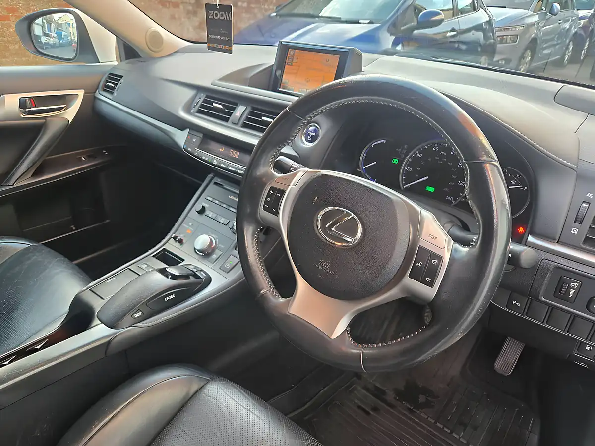 Used 2011 Lexus Ct Se-L White - Interior and Exterior details 12