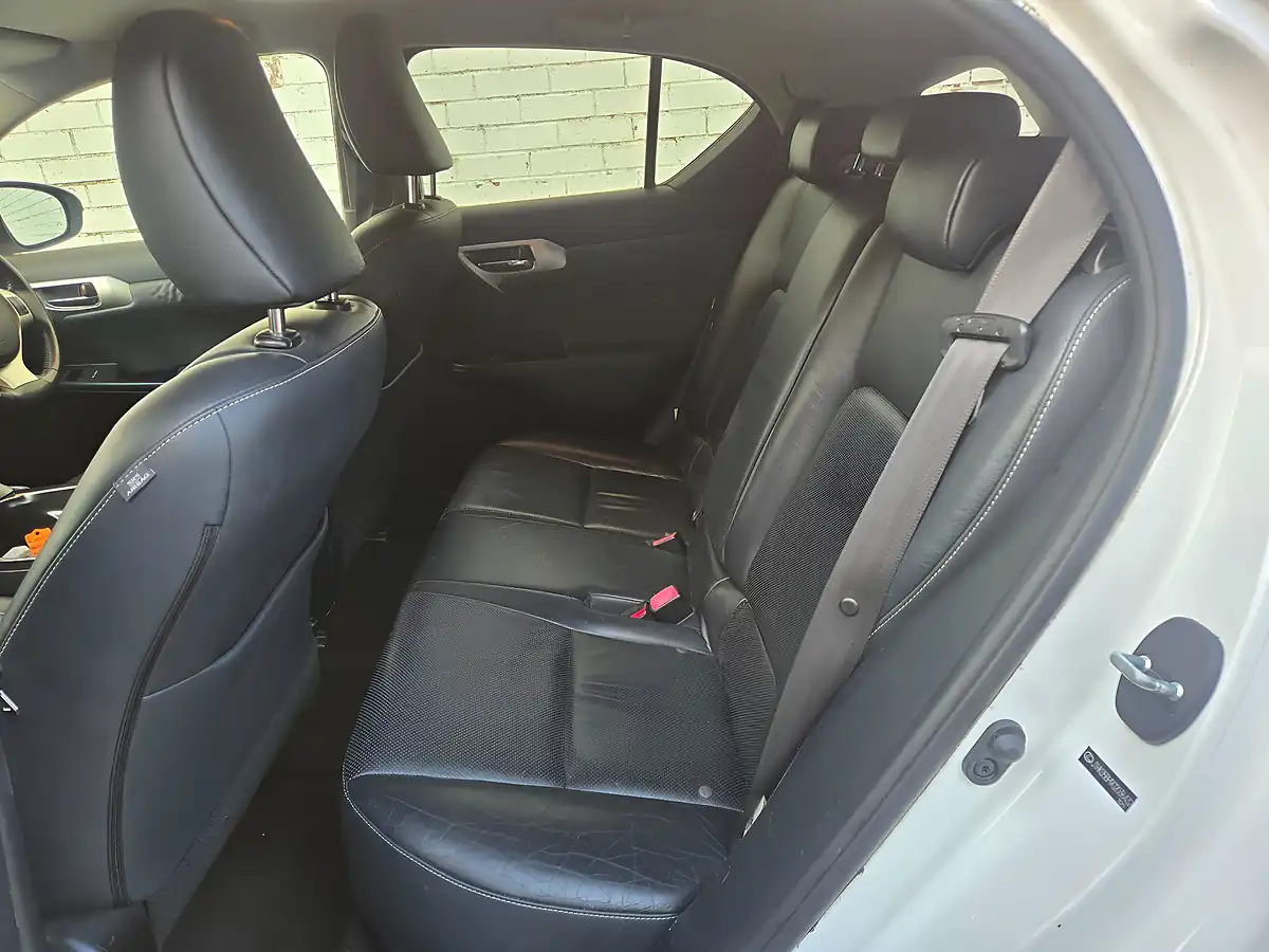 Used 2011 Lexus Ct Se-L White - Interior and Exterior details 15