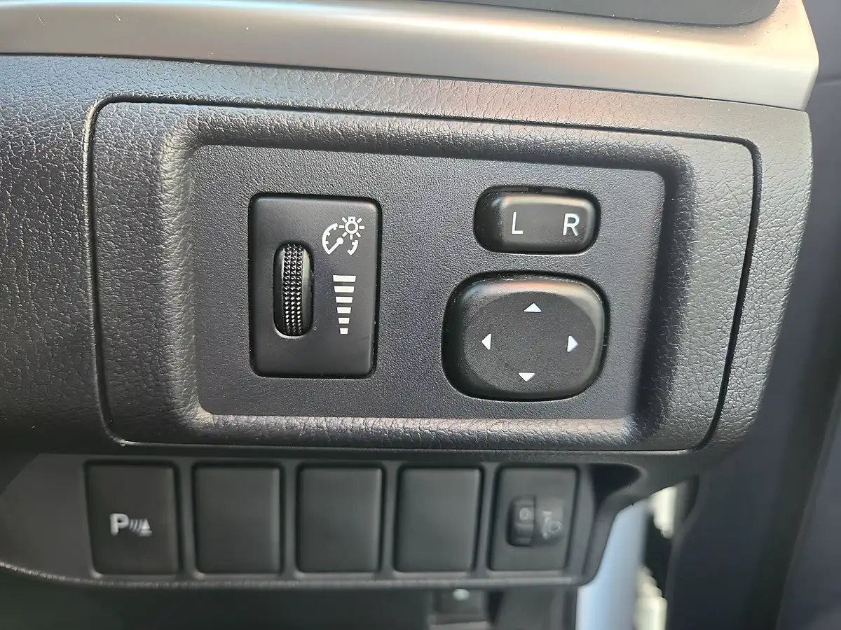 Used 2011 Lexus Ct Se-L White - Interior and Exterior details 17