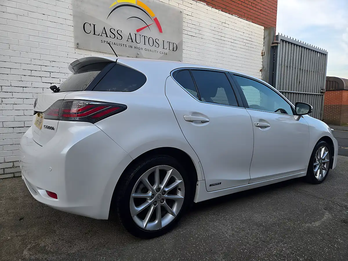 Used 2011 Lexus Ct Se-L White - Interior and Exterior details 9