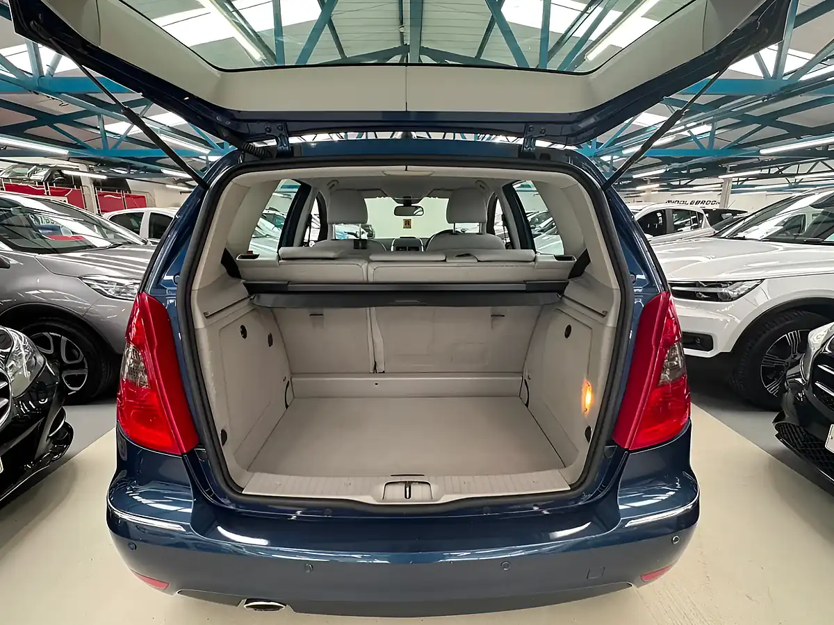 Used 2011 Mercedes-Benz a Class Avantgarde Se Blue - Interior and Exterior details 16