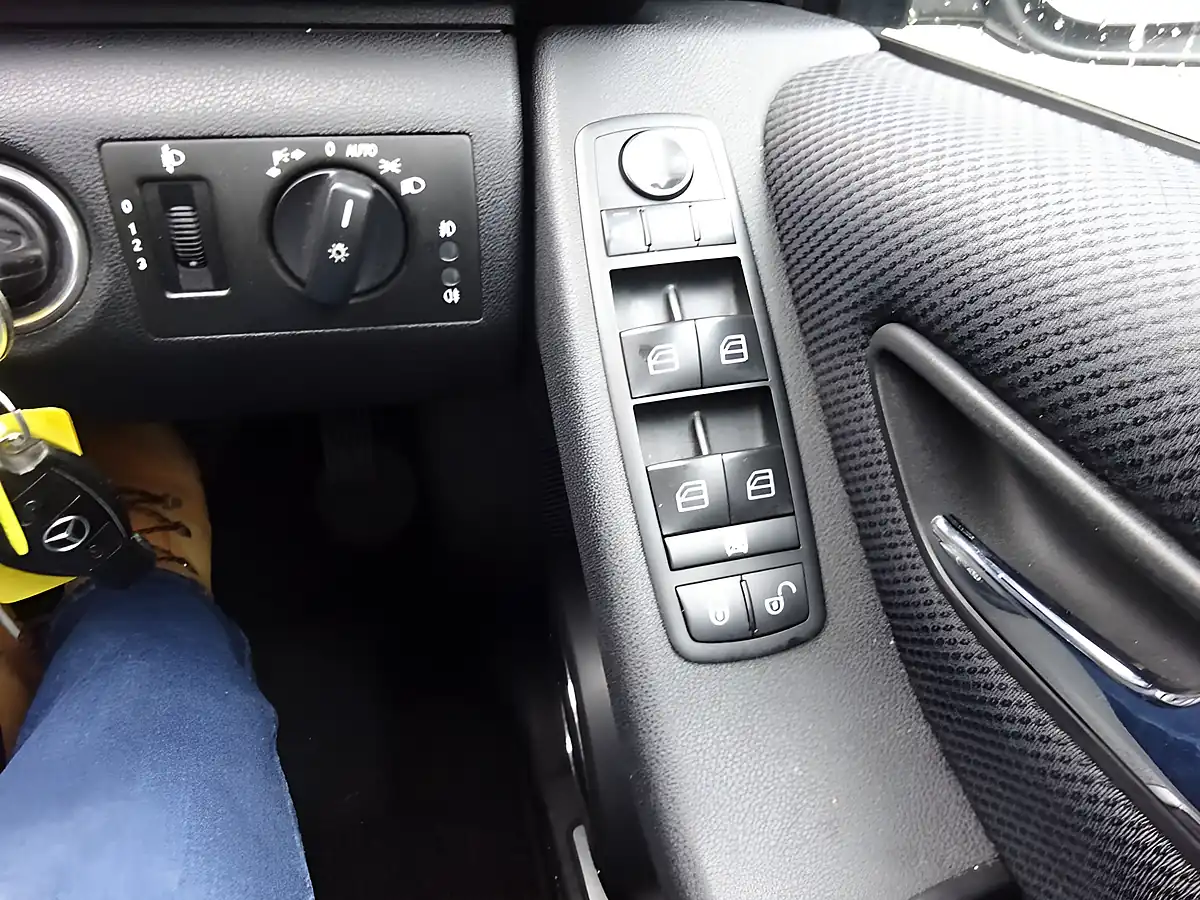 Used 2011 Mercedes-Benz a Class Avantgarde Se Blue - Interior and Exterior details 17