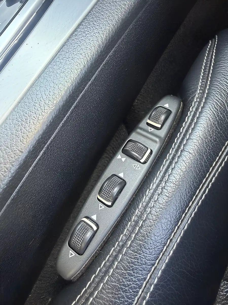 Used 2011 Mercedes-Benz E Class Blueefficiency Sport Silver - Interior and Exterior details 12