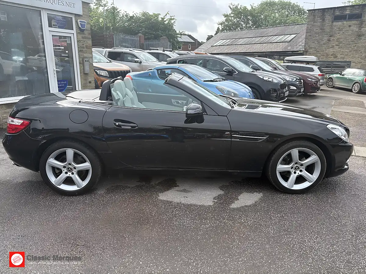 Used 2011 Mercedes-Benz Slk Blueefficiency Black - Interior and Exterior details 9