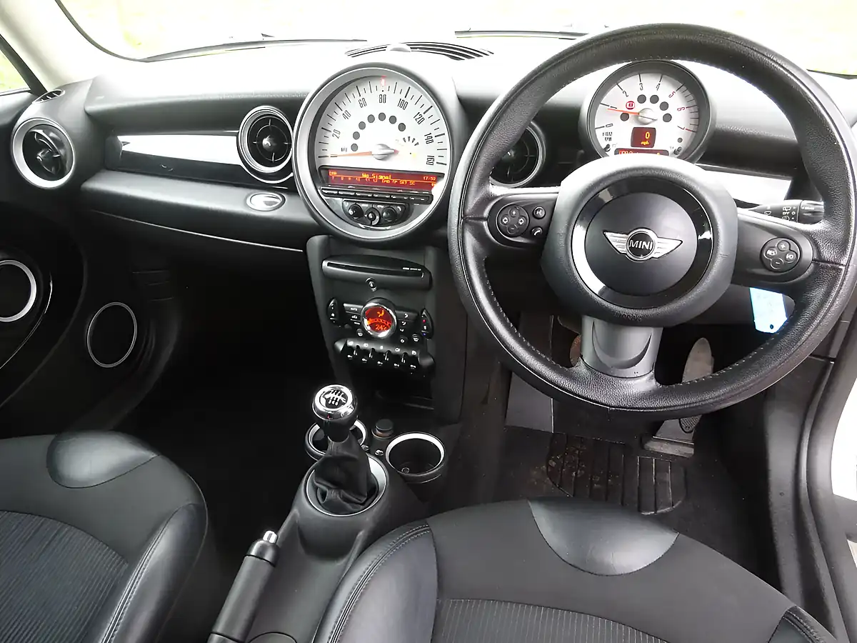 Used 2011 MINI Clubman Cooper White - Interior and Exterior details 15