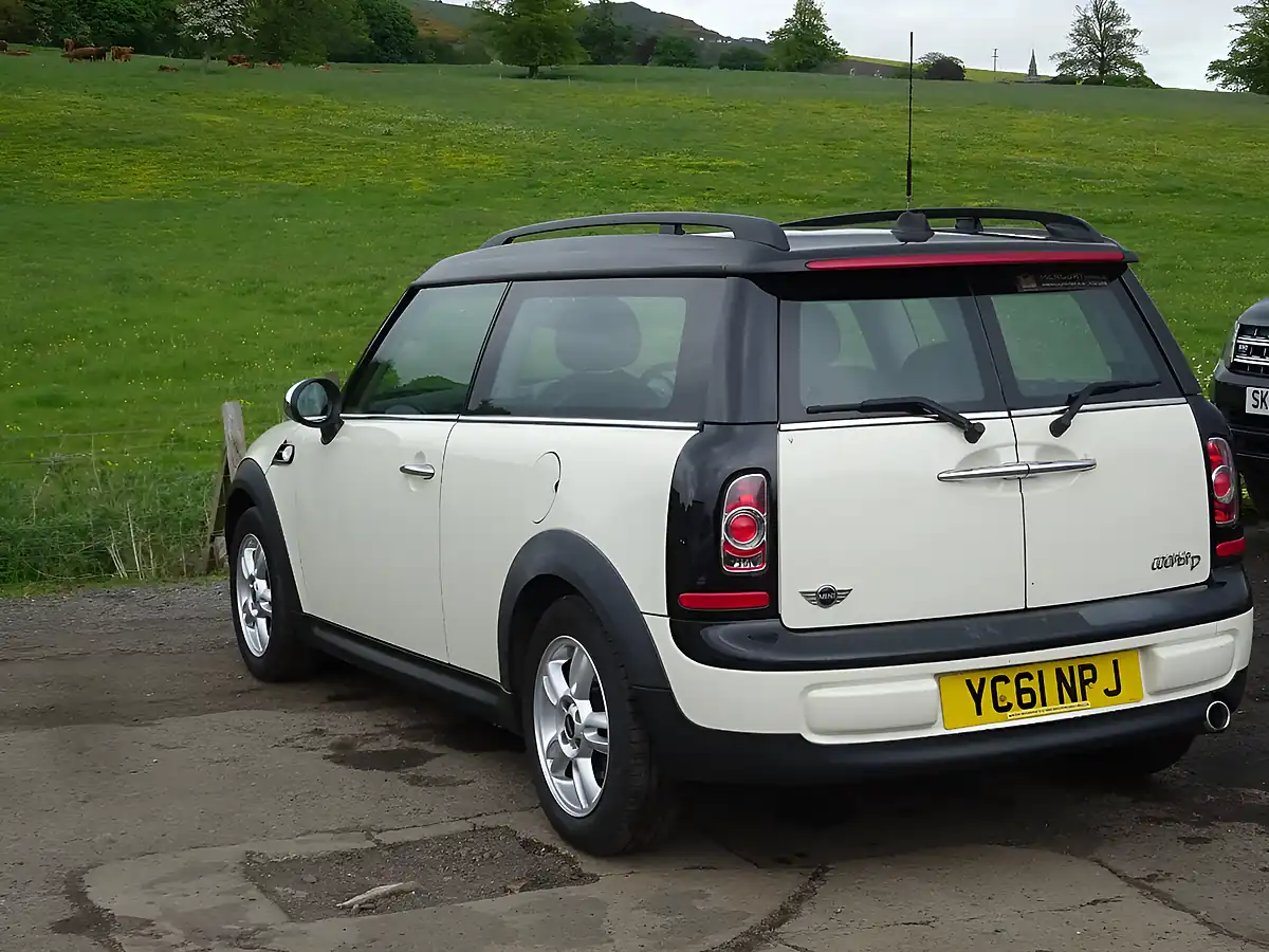 Used 2011 MINI Clubman Cooper White - Interior and Exterior details 4