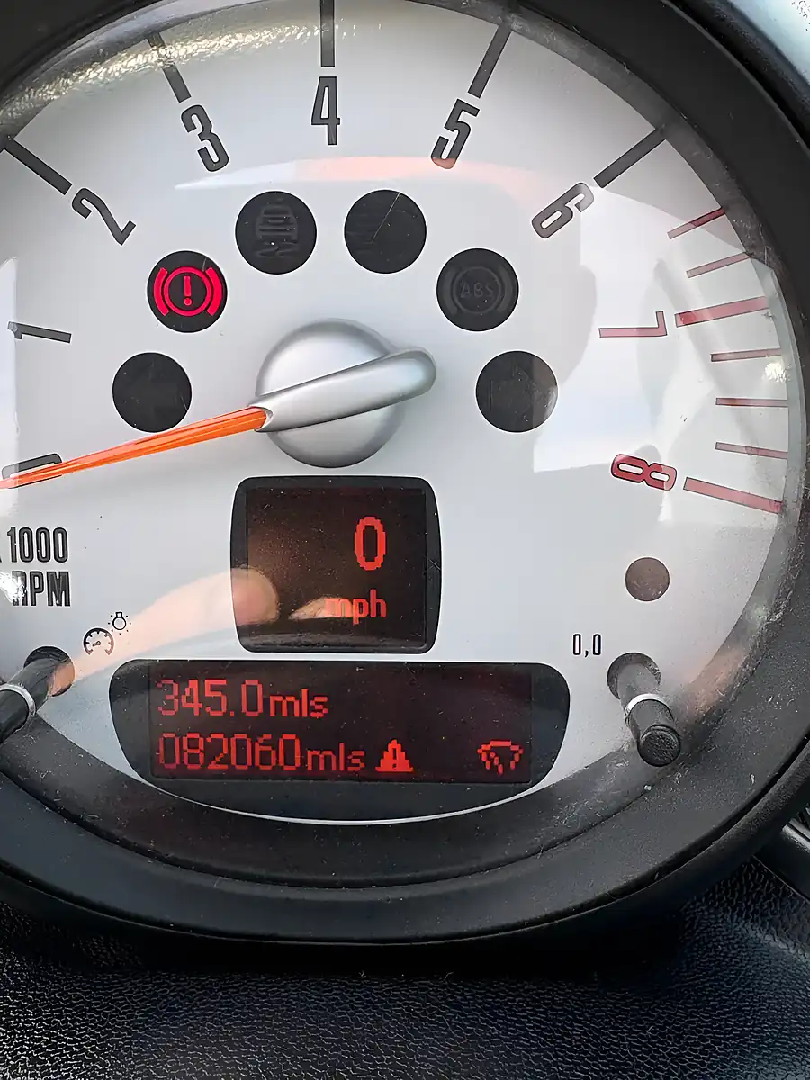 Used 2011 MINI Convertible One White - Interior and Exterior details 11