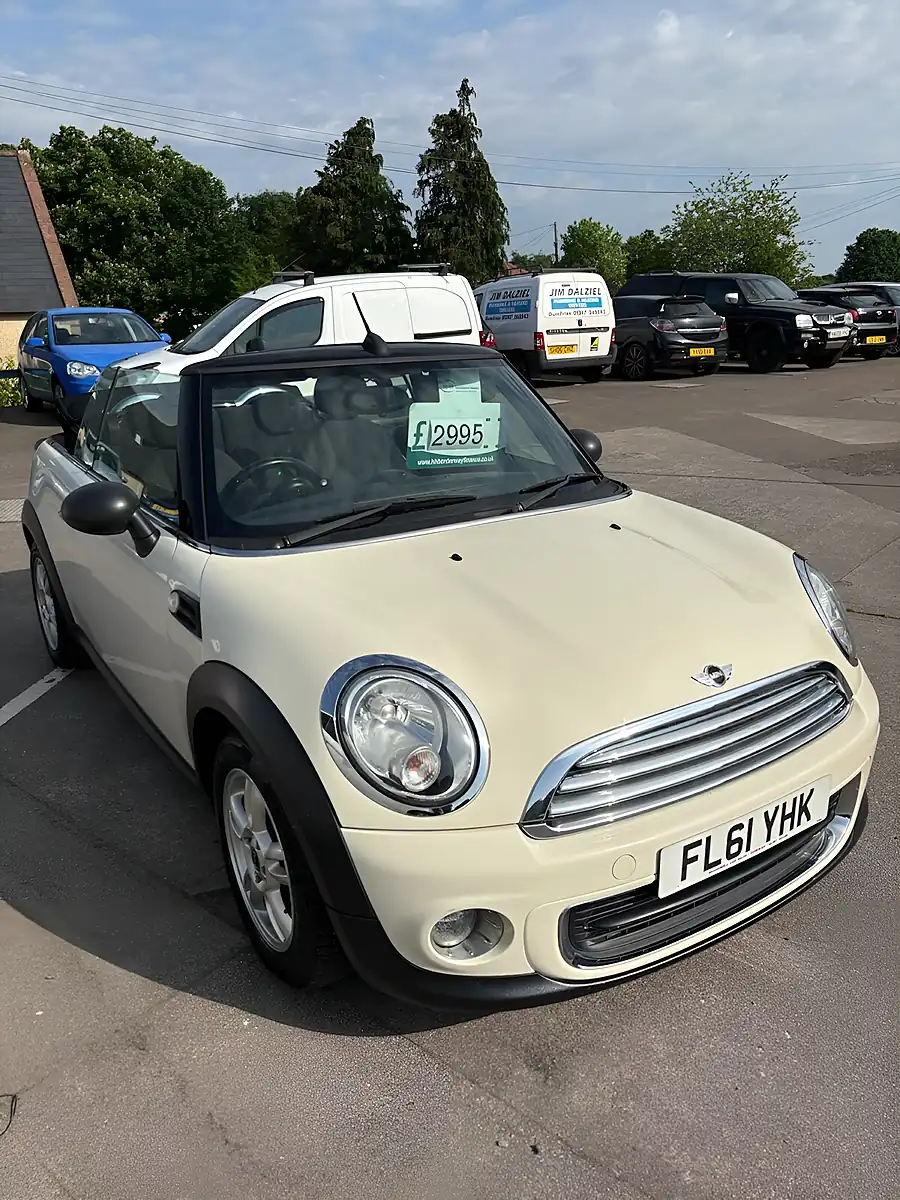 Used 2011 MINI Convertible One White - Interior and Exterior details 3
