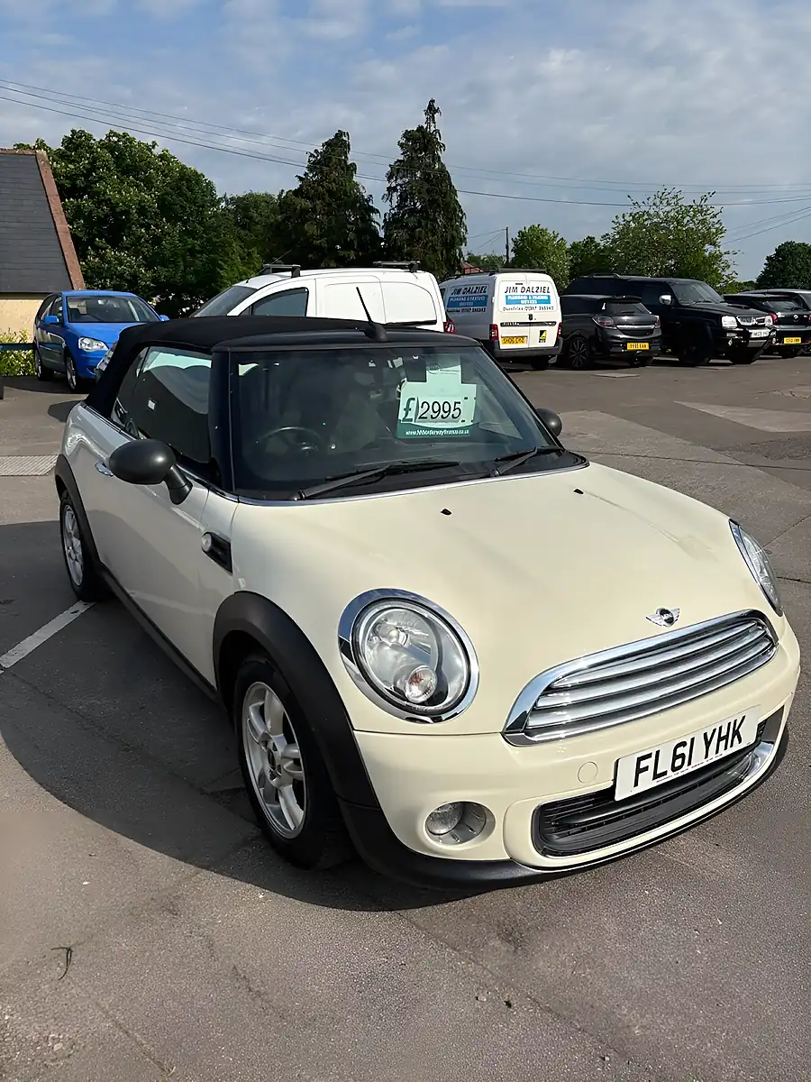 Used 2011 MINI Convertible One White - Interior and Exterior details 4
