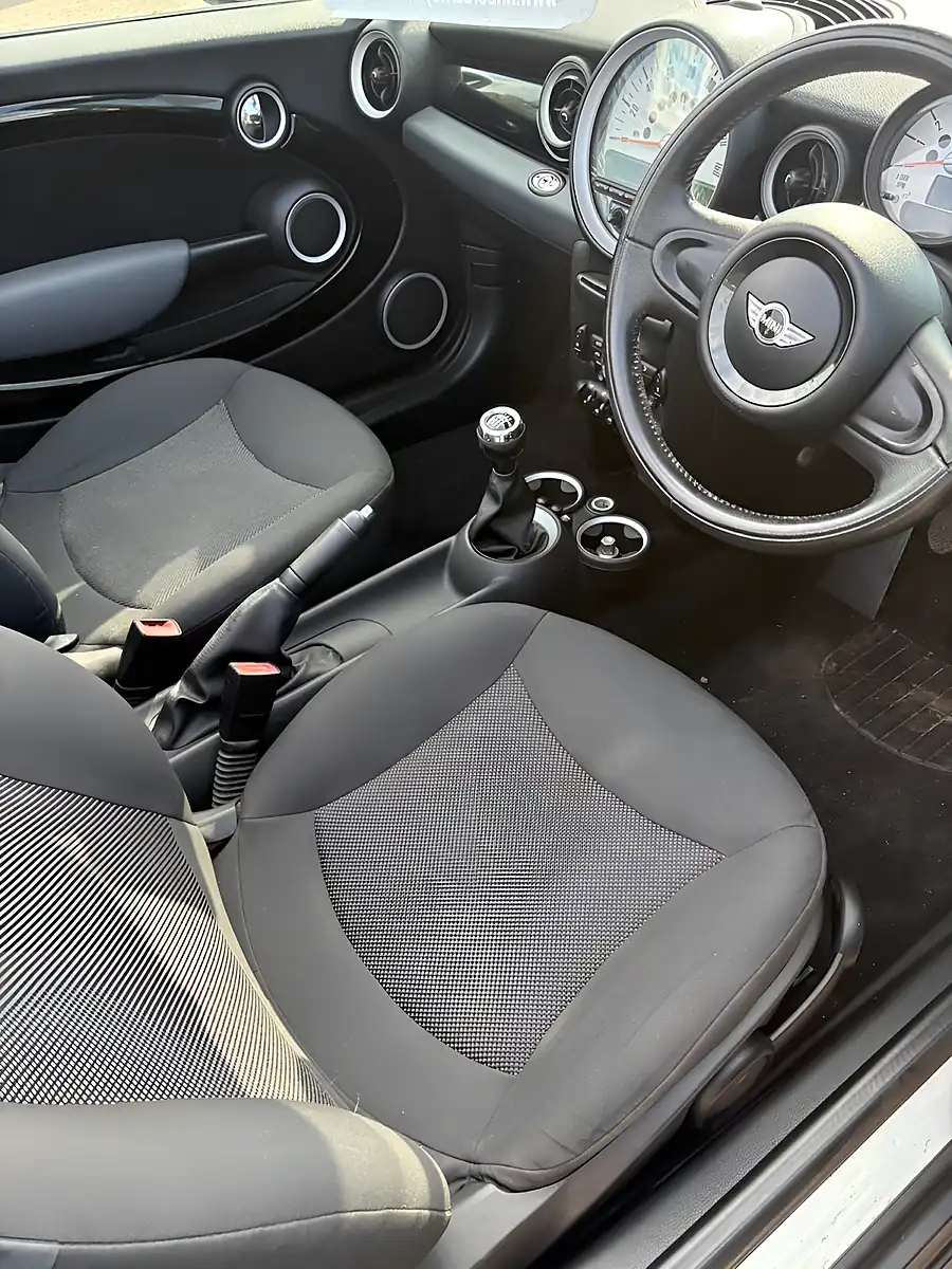 Used 2011 MINI Convertible One White - Interior and Exterior details 9