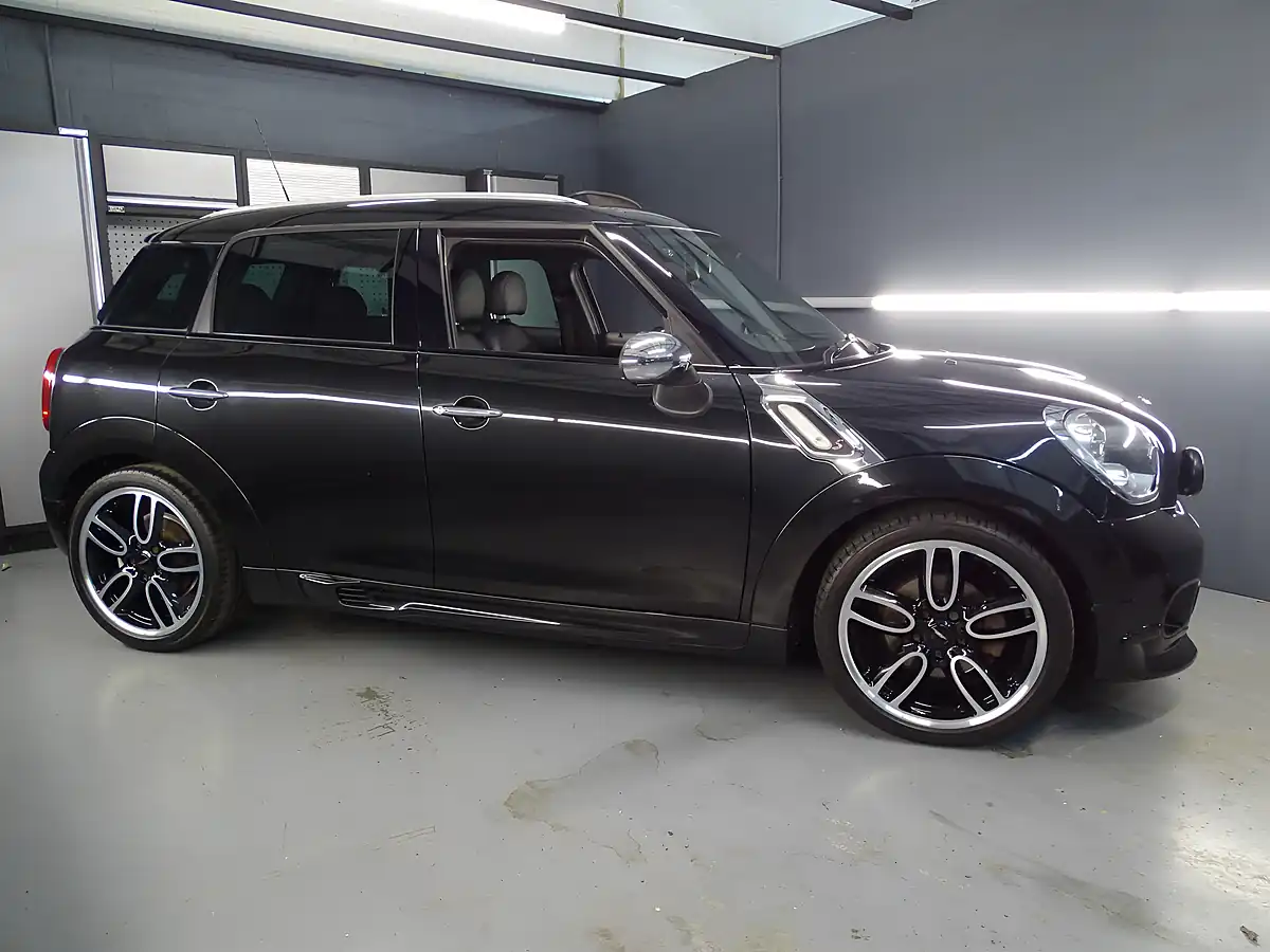 Used 2011 MINI Countryman Cooper Black - Interior and Exterior details 4