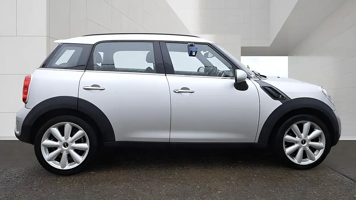 Used 2011 MINI Countryman Cooper S Silver - Interior and Exterior details 4