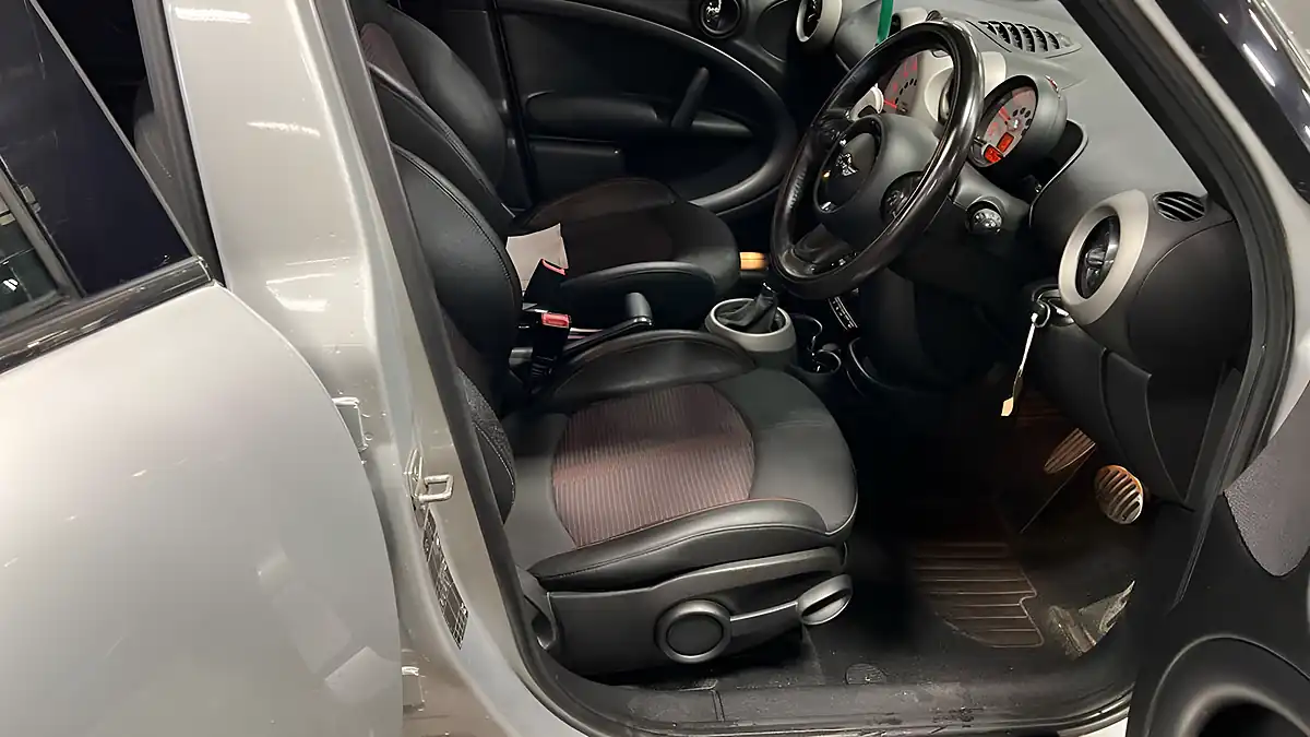 Used 2011 MINI Countryman Cooper S Silver - Interior and Exterior details 9