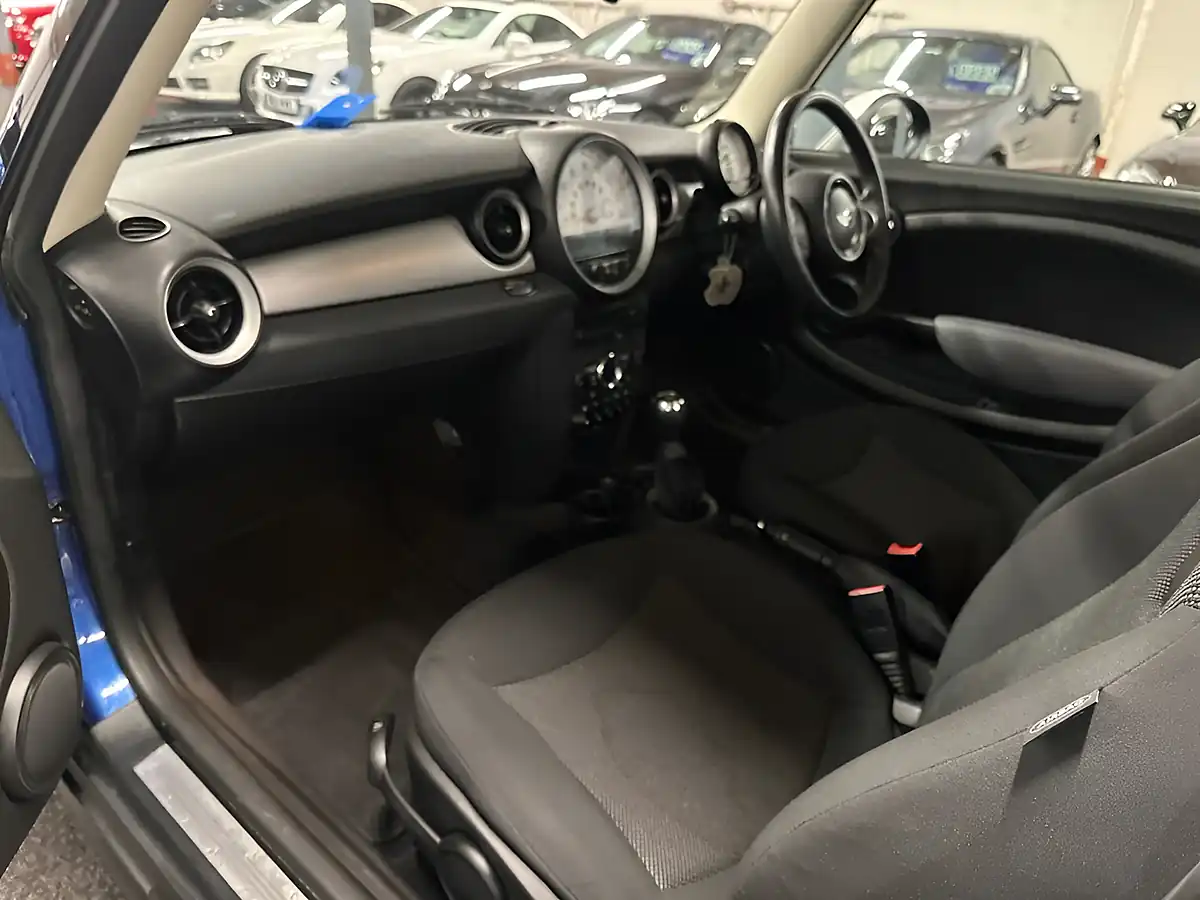 Used 2011 MINI Hatch Cooper Blue - Interior and Exterior details 6