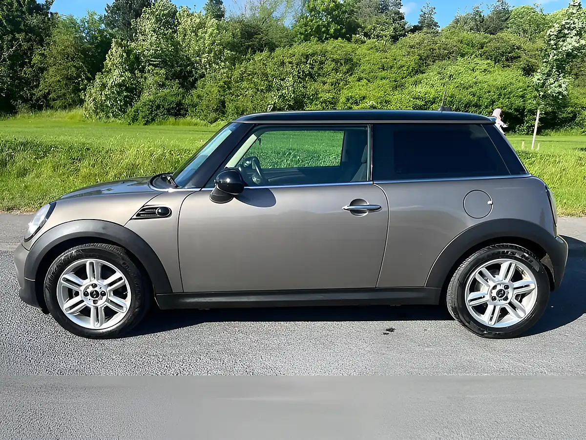 Used 2011 MINI Hatch Cooper Silver - Interior and Exterior details 4
