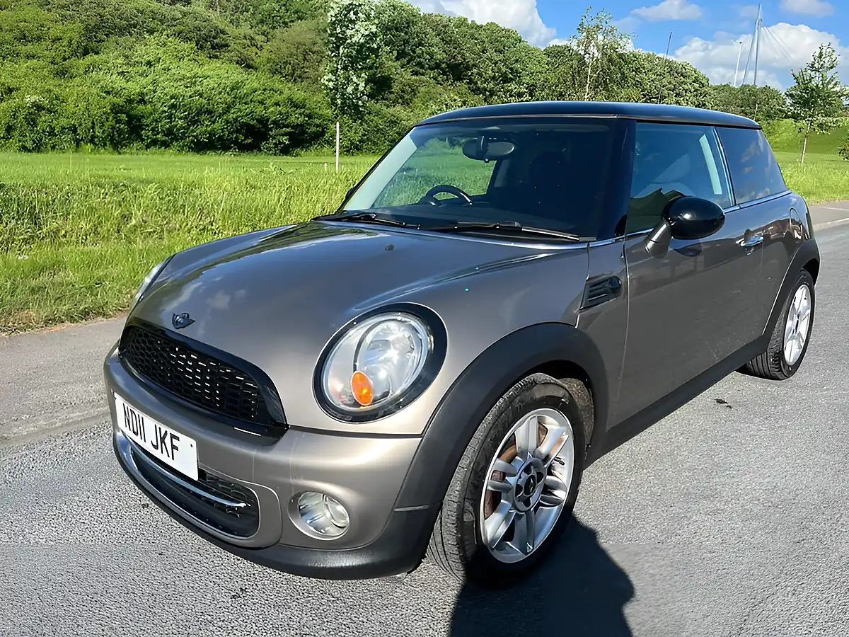 Used 2011 MINI Hatch Cooper Silver - Interior and Exterior details 5