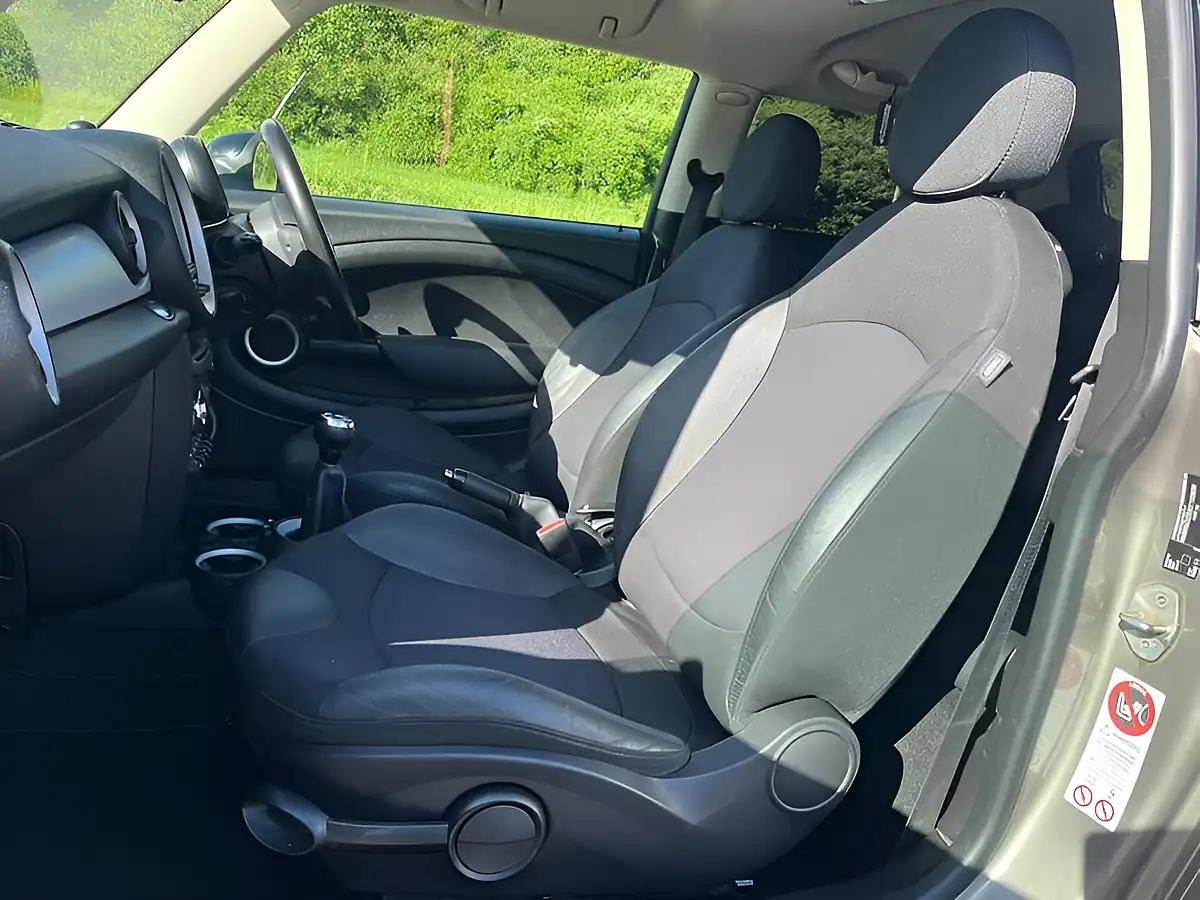 Used 2011 MINI Hatch Cooper Silver - Interior and Exterior details 6