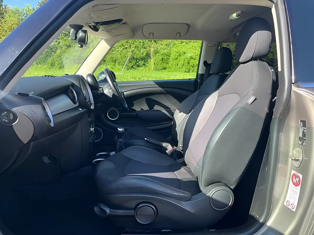 Used 2011 MINI Hatch Cooper Silver - Interior and Exterior details 7