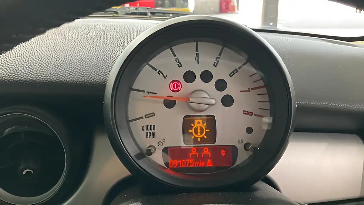 Used 2011 MINI Hatch One Black - Interior and Exterior details 12