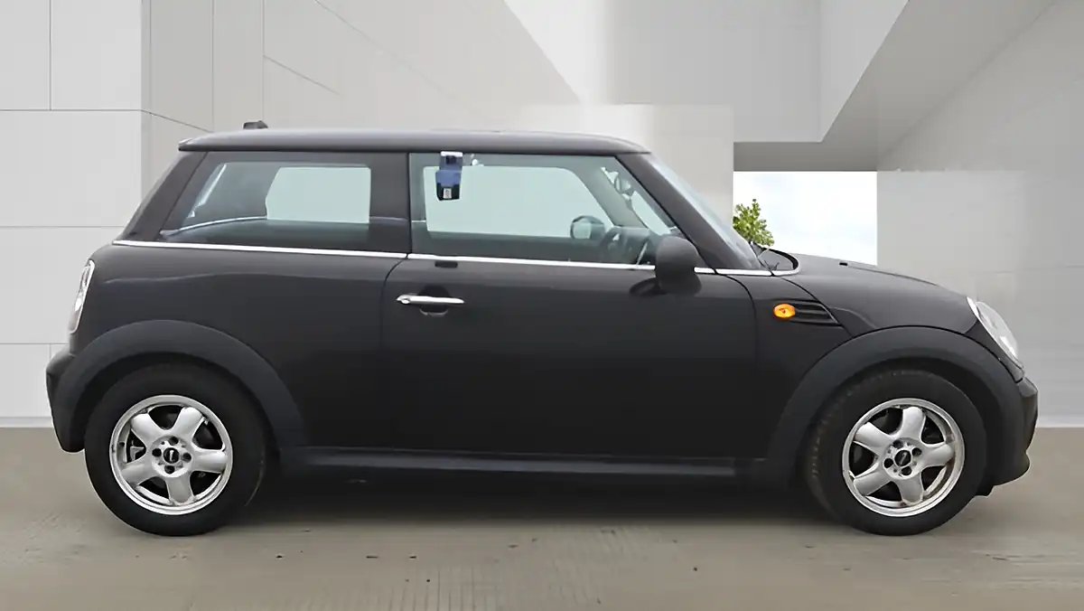 Used 2011 MINI Hatch One Black - Interior and Exterior details 5