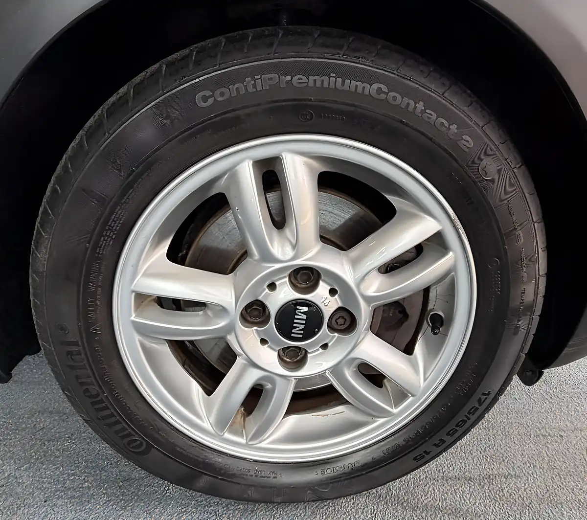 Used 2011 MINI Hatch One Blue - Interior and Exterior details 14